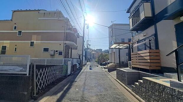 《外観》　■一戸建ての多いエリア、静かで落ち着いた雰囲気。シンプルで美しいフォルム空気までクリーンになるような佇まい。心地よいライフスタイルが実現できるそんな予感。