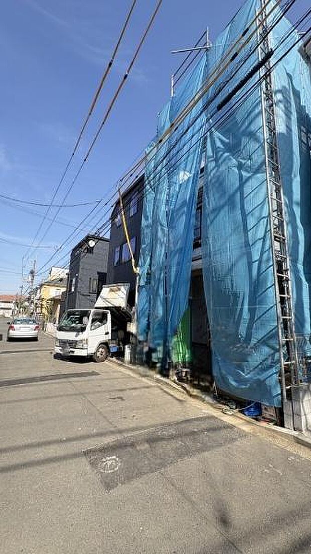 《前面道路》 ■前面道路が広く、開放的です。日当たりも良好です。