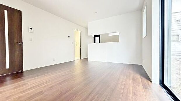 《リビングダイニング》 ■開放的で広いリビング。のびのびとくつろげるリビングは、家族のコミュニケーションの場として、みんなが集まる場所に。