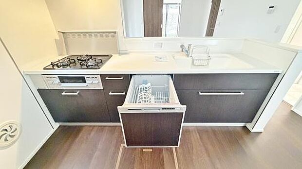 《システムキッチン》 ■家族が集う楽しく親子の会話も弾むキッチン。明るく清潔で使い勝手のいいキッチンには、いつも家族の笑顔があふれています。