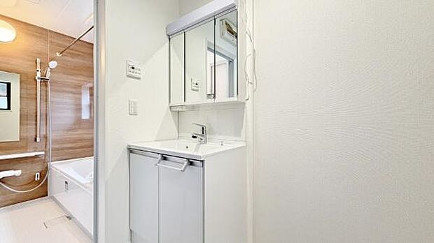 《洗面化粧台》 ■使いやすいシャープなデザインの洗面化粧台。