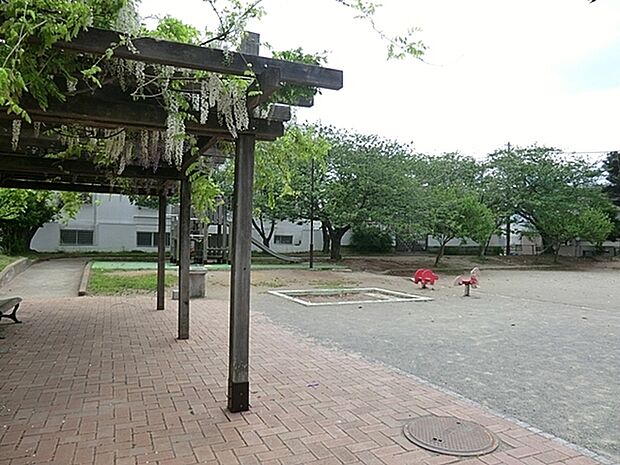 七里ガ浜三丁目公園まで1131m、整備された公園。スプリング遊具・砂場があります。ベンチの上には藤棚が造られ、季節になればキレイな藤の花が見事です。