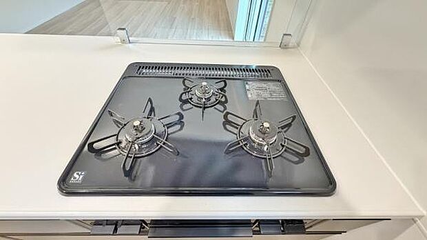 《三口ガスコンロ》 ■3つの炎が奏でる、心地よい暮らし。ビルトインガスコンロとグリルで、本格的な料理も思いのまま。明るく広々としたキッチンで、新しい日常を。