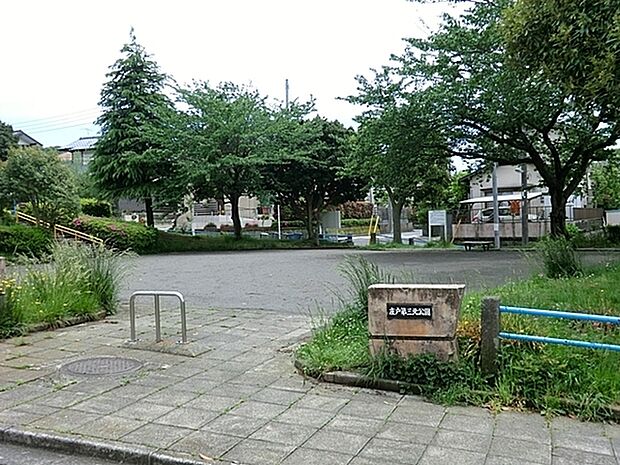 庄戸第三北公園まで373m、大きな公園ではないけれど、子どもから大人まで過ごせる公園です。