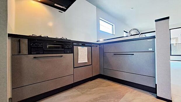 《システムキッチン》　■家族が集う楽しく親子の会話も弾むキッチン。明るく清潔で使い勝手のいいキッチンには、いつも家族の笑顔があふれています。