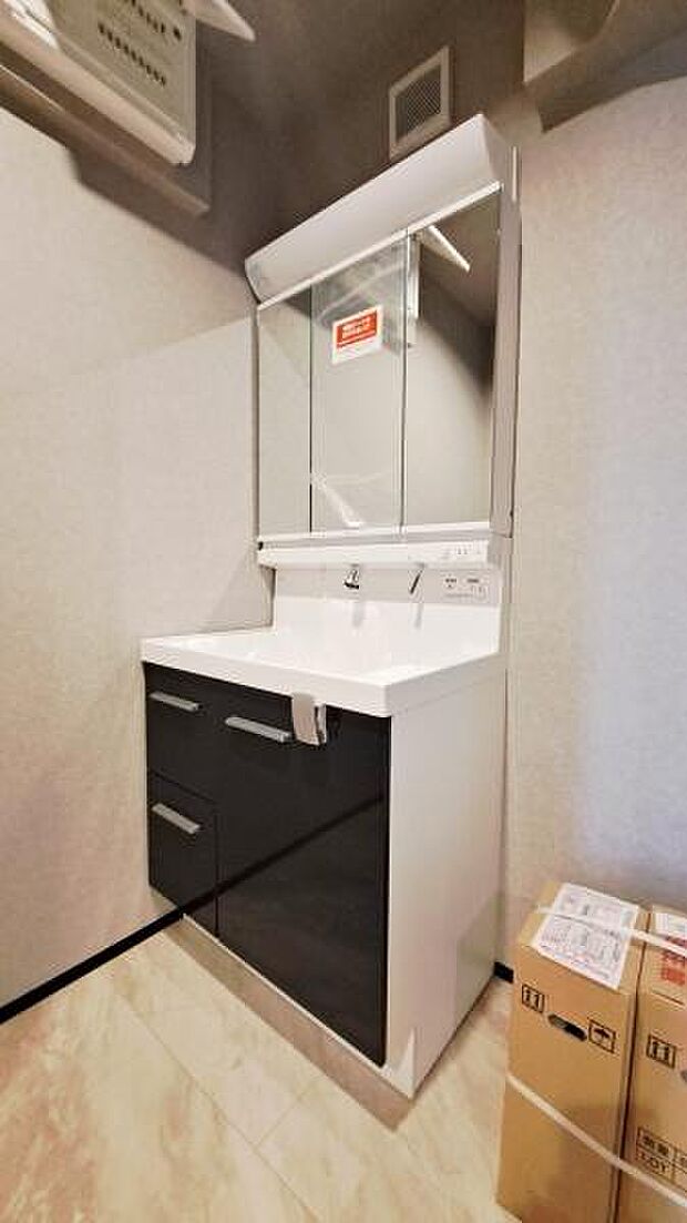 《洗面化粧台》　■使いやすいシャープなデザインの洗面化粧台。