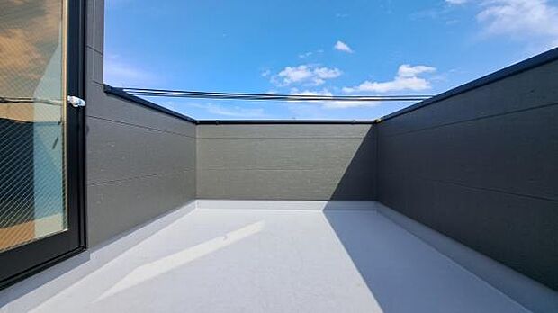 《ルーフバルコニー》　■屋上には奥行きのある広々ルーフバルコニー。テーブルを置けるのでちょっとしたカフェ気分や休日に家族でBBQ、小さなお子様用のプールなどはいかがですか。
