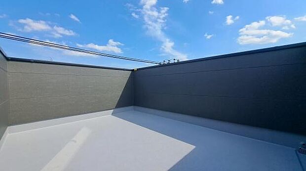 《ルーフバルコニー》　大きなバルコニーからは遠方まで景色を見渡せて、空の青さに包まれるような心地よさを味わえます。