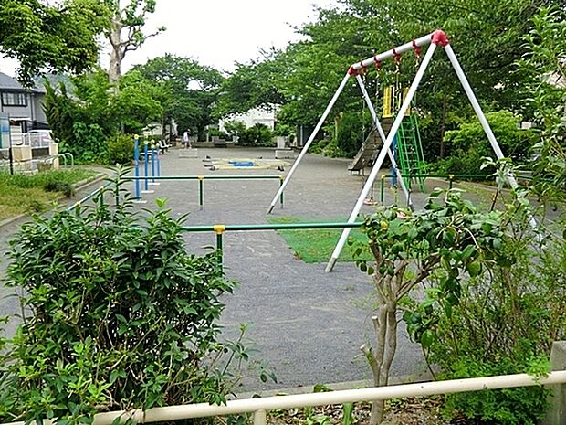 大曽根第四公園まで361m、住宅地の真ん中にある長方形の公園。木々の緑も豊かで、季節の移り変わりも感じられます。