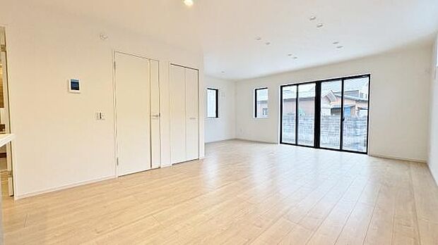 《リビングダイニング》　■上質な時間を育む暮らしのメインステージ。寛ぎとご家族とのコミュニケーションを育む居心地のよい場所。