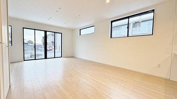 《リビングダイニング》　■大画面ＴＶも余裕、インテリアプランが考えやすいワイドなリビング。家族がしぜんに集まる広さ、お子様が思わず走り出す大空間。