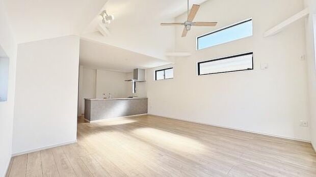 《リビングダイニング》 ■開放的で広いリビング。のびのびとくつろげるリビングは、家族のコミュニケーションの場として、みんなが集まる憩いの場所に。