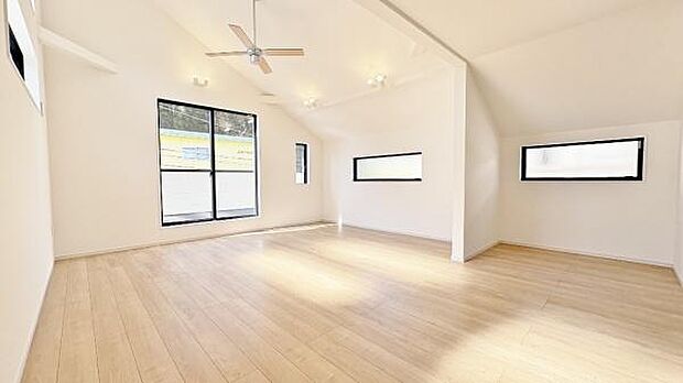 《リビングダイニング》 ■大画面TVも余裕、インテリアプランが考えやすいワイドなリビング。家族がしぜんに集まる広さ、お子様が思わず走り出す大空間。