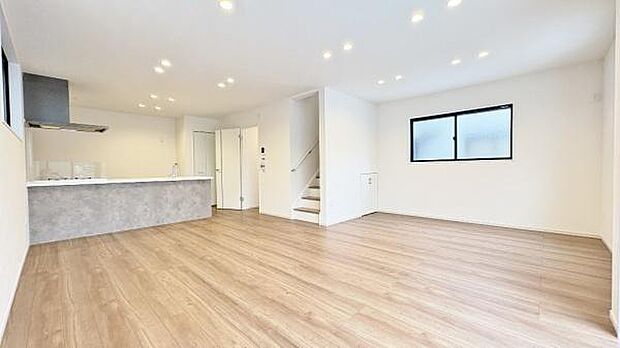 《リビングダイニング》　■開放的で広いリビング。のびのびとくつろげるリビングは、家族のコミュニケーションの場として、みんなが集まる憩いの場所に。