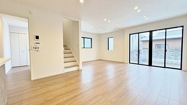 《リビングダイニング》　■寛ぎとご家族とのコミュニケーションを育む居心地のよい場所。この明るい空間は家族に安らぎを与えて、落ち着いた心地よい空間になるでしょう。