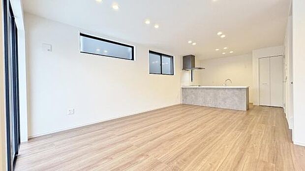 《リビングダイニング》　■上質な時間を育む暮らしのメインステージ。寛ぎとご家族とのコミュニケーションを育む居心地のよい場所。