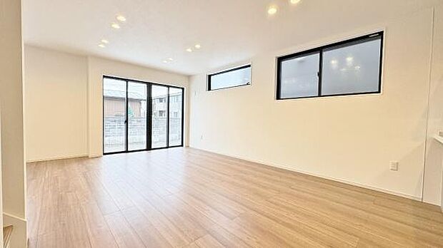 《リビングダイニング》　■大画面ＴＶも余裕、インテリアプランが考えやすいワイドなリビング。家族がしぜんに集まる広さ、お子様が思わず走り出す大空間。