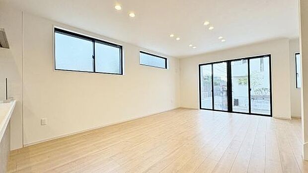 《リビングダイニング》　■大画面ＴＶも余裕、インテリアプランが考えやすいワイドなリビング。家族がしぜんに集まる広さ、お子様が思わず走り出す大空間。