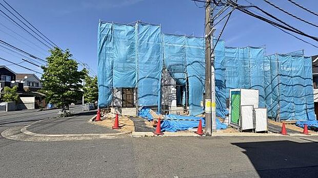 《外観》　豊かな光が照らすこの場所は、たわいもない会話を楽しみ、ゆったりとした時間を過ごす場所。家族の日常が刻まれる大切な空間です。