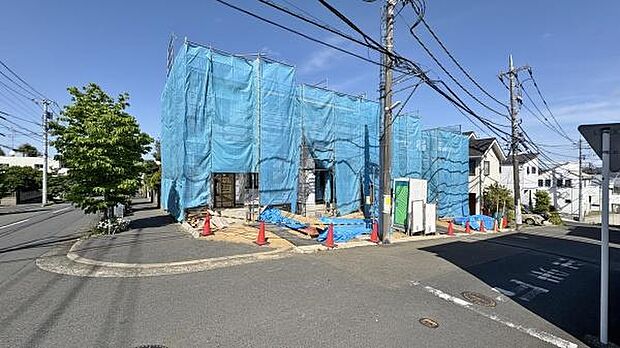 《外観》 一戸建ての多いエリア、静かで落ち着いた雰囲気。シンプルで美しいフォルム空気までクリーンになるような佇まい。心地よいライフスタイルが実現できるそんな予感。