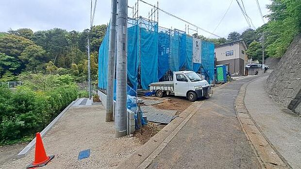 《前面道路》　■豊かな光が照らすこの場所は、たわいもない会話を楽しみ、ゆったりとした時間を過ごす場所。家族の日常が刻まれる大切な空間です。