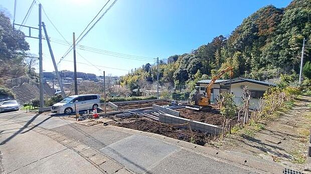 《前面道路》 ■豊かな光が照らすこの場所は、たわいもない会話を楽しみ、ゆったりとした時間を過ごす場所。家族の日常が刻まれる大切な空間です。