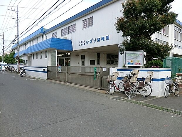 ひばり幼稚園まで992m、動植物に身近に触れられる自然豊かな園庭、心弾む遊具、知的好奇心を刺激する玩具や絵本に触れ、豊かな創造性を引き出します。