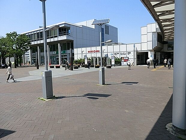 センター南駅(横浜市営地下鉄ブルーライン)まで2056m、百貨店やショッピングモール、映画館等、退屈な日常とは無縁の新生活。