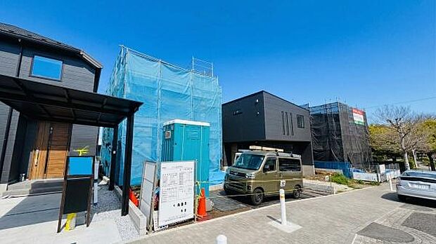 《外観》 ■洗練された重厚感ある外観と、青空のコントラストが美しい都市型レジデンス。ここに暮らすことが、あなたのライフスタイルをひと段階上へ引き上げる。品のある毎日が、ここから始まる。