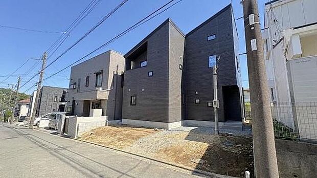 《前面道路》　■道路と敷地はフラットな地形です。