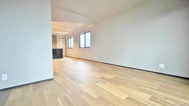 《リビングダイニング》 ■豊かな光が照らすこの場所は、たわいもない会話を楽しみ、ゆったりとした時間を過ごす場所。