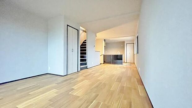 《リビングダイニング》 ■家族が自然と集まって、思い思いにくつろぎ、遊び、語らう、やすらぎの空間。