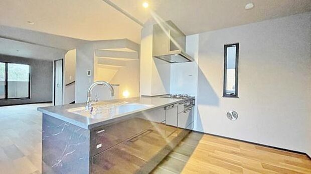 《システムキッチン》 ■よく使う物はシンクの下に、保存容器やお鍋などの季節の食器は背中側に。使い分けができる収納スペースがたっぷりのキッチンです