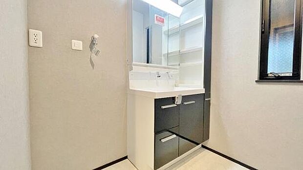 《洗面化粧台》 ■使いやすいシャープなデザインの洗面化粧台。