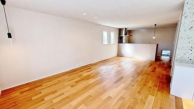 《リビングダイニング》　■豊かな光が照らすこの場所は、たわいもない会話を楽しみ、ゆったりとした時間を過ごす場所。家族の日常が刻まれる大切な空間です。自然光に溢れるこの空間はリフレッシュにピッタリです。