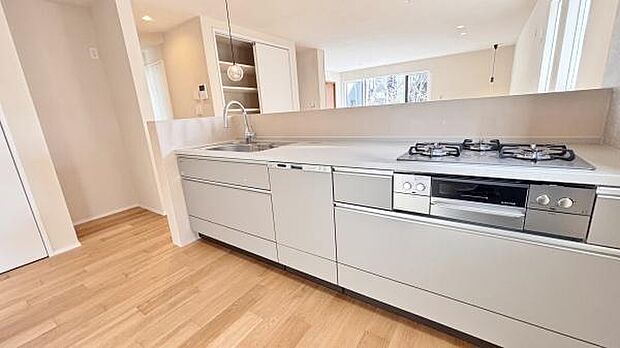 《キッチン》　■家族が集う楽しく親子の会話もはずむキッチン。明るく清潔で使い勝手のいいキッチンには、いつも家族の笑顔があふれています。食洗器があるのも嬉しいですね。