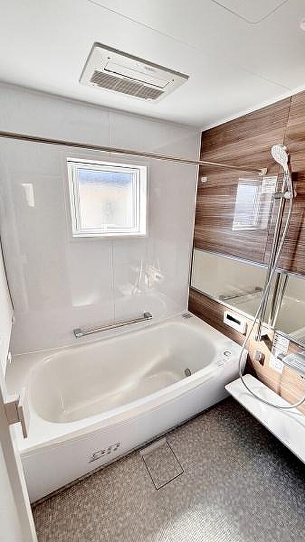 《浴室暖房乾燥機》　■浴室を温めてくれるので、冬のお風呂も快適。衣類乾燥やカビ防止等様々な用途でお役に立ちます。