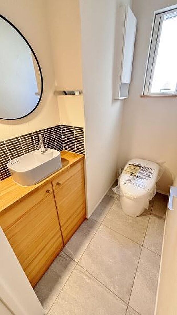 カウンタートップ＆洗面ボウル（継ぎ目やスキマがないカウンター）モダンなデザインで快適に過ごせるサニタリールームをかたちに。