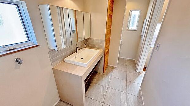 洗練されたデザインのおしゃれなワイド仕様洗面化粧台。広々とした空間が、贅沢なひとときを演出します。快適さと美しさを兼ね備えた洗面所で、上質なライフスタイルをお楽しみください。