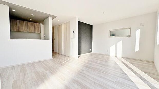 《リビングダイニング》 ■寛ぎとご家族とのコミュニケーションを育む居心地のよい場所。この明るい空間は家族に安らぎを与えて、落ち着いた心地よい空間になるでしょう。