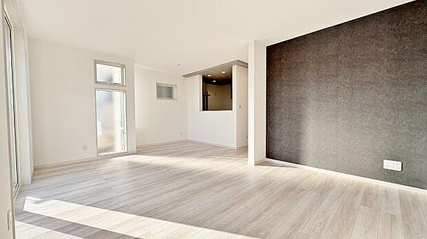 《リビングダイニング》 ■豊かな光が照らすこの場所は、たわいもない会話を楽しみ、ゆったりとした時間を過ごす場所。家族の日常が刻まれる大切な空間です。自然光に溢れるこの空間はリフレッシュにピッタリです。