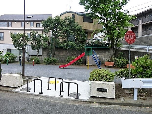 篠原町第二公園まで775m、坂道の多い住宅地に囲まれたコンパクトな公園。