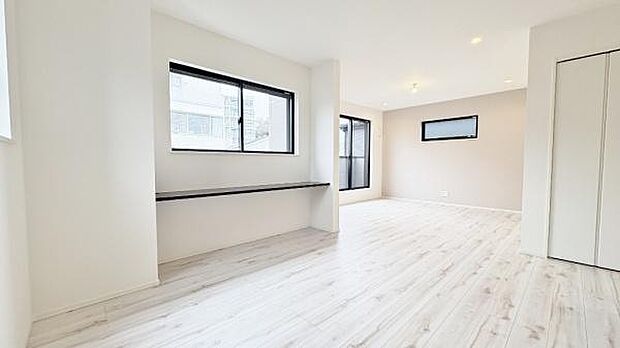 《リビングダイニング》 ■大画面TVも余裕、インテリアプランが考えやすいワイドなリビング。家族が自然に集まる広さ、お子様が思わず走り出す大空間。