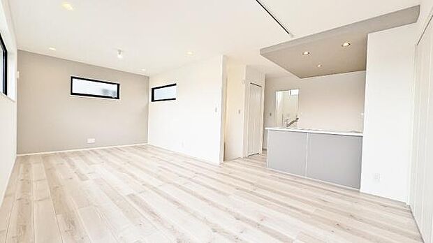 《リビングダイニング》 ■豊かな光が照らすこの場所は、たわいもない会話を楽しみ、ゆったりとした時間を過ごす場所。家族の日常が刻まれる大切な空間です。自然光に溢れるこの空間はリフレッシュにピッタリです。