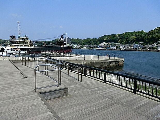 陸軍桟橋公園(西浦賀みなと緑地)まで1839m、ペリー来航や咸臨丸出帆など歴史の舞台となった浦賀港を一望できる公園です。