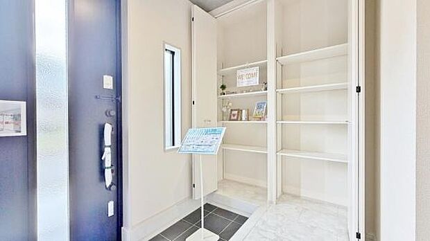 《玄関》　■玄関を開けると、エントランスホールがお出迎え。上がりがまちやシューズボックスがゆったりと構え、心地よさに包まれます。