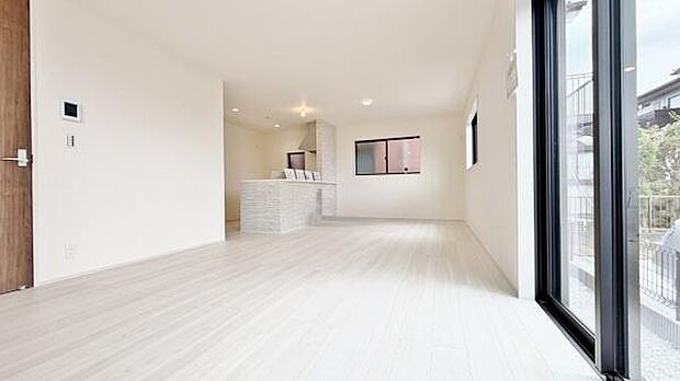 《リビングダイニング》 ■開放的で広いリビング。のびのびとくつろげるリビングは、家族のコミュニケーションの場として、みんなが集まる場所に。