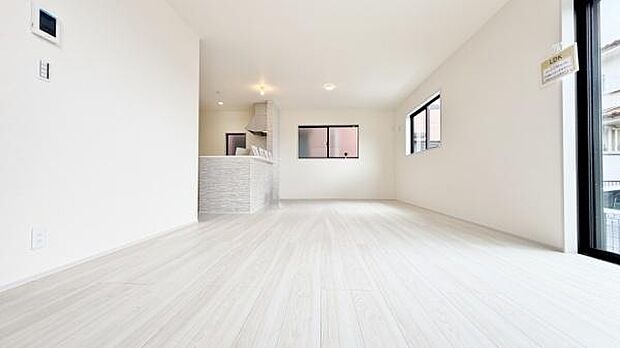 ゆとりを感じさせる上質で明るい空間が、住まう人や訪れる人を心地よく迎え入れてくれます。