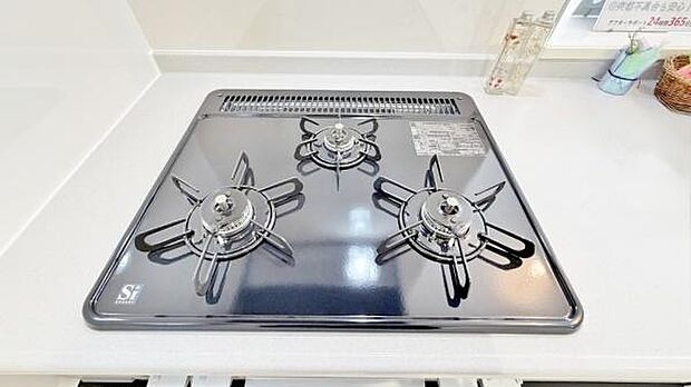 《三口ガスコンロ》 ■3つの炎が奏でる、心地よい暮らし。ビルトインガスコンロとグリルで、本格的な料理も思いのまま。明るく広々としたキッチンで、新しい日常を。