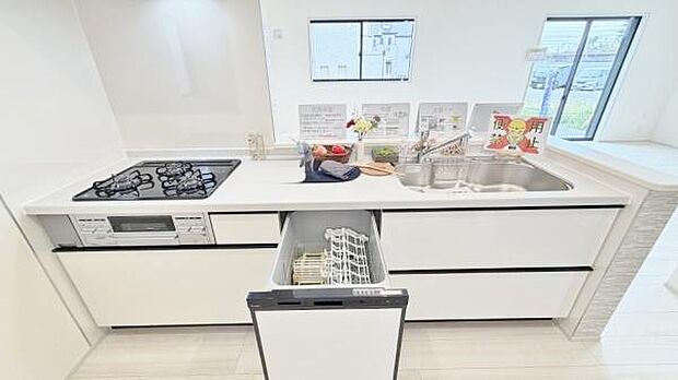 《キッチン》 ■お手入れしやすくきれいなキッチン。お料理の始めから後片付けまで楽しい時間になりそうです。